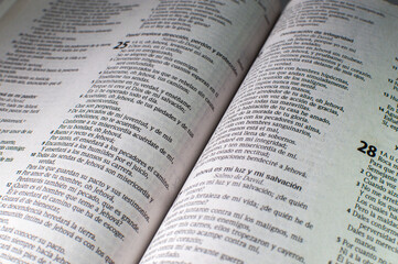 Biblia, leyendo la santa palabra de Dios