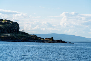 Skaliste wybrzeże na wyspie Jeloya należącej do miasta Moss nad Oslofjordem w Norwegii
 - obrazy, fototapety, plakaty