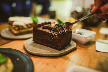 Cortando torta de chocolate con un tenedor
