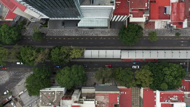 Vista a&eacute;rea cenital sobre la estaci&oacute;n La Piedad del Metrobus con detalle a las Nuevas Banquetas CDMX