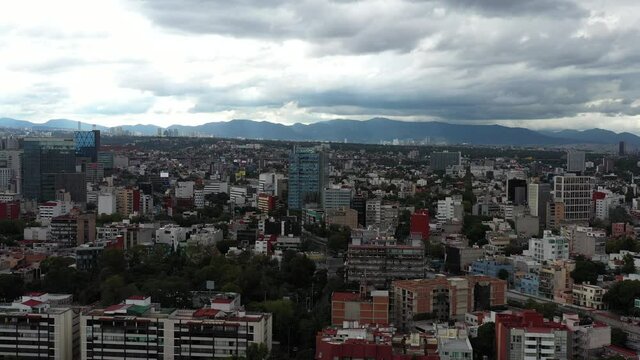 Vista a&eacute;rea de una nublada Ciudad de M&eacute;xico con el drone sobre la colonia Piedad Narvarte.
