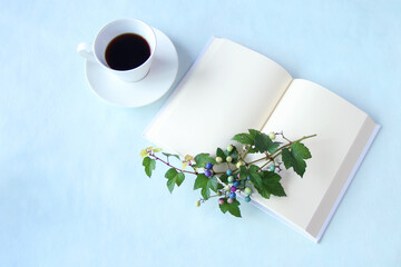 宝石のようなノブドウの実と本とコーヒー