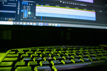 Teclado colorido e monitor, edição de vídeo