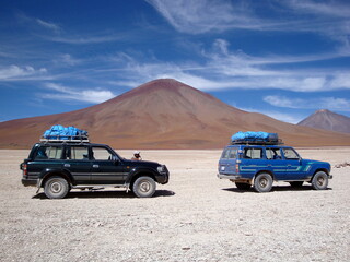 Fototapeta na wymiar Bolivia altiplano trip lake sky mountains jeep trip car