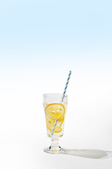 レモネード　Cold lemonade with fresh lemon