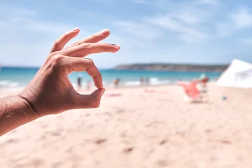 Zelfklevend Fotobehang Bolonia strand, Tarifa, Spanje ok bord met strandachtergrond, turquoise water, wit fijn zand, playa de bolonia, 2020