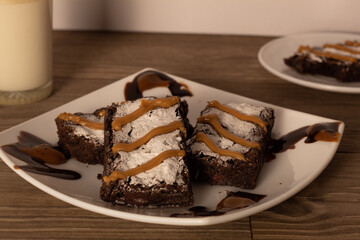 Brownie con azucar  caramelo y leche