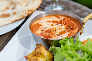 インドカレーとナンとグラスビール