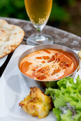 インドカレーとナンとグラスビール