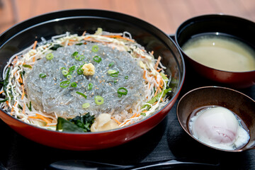 生しらす丼