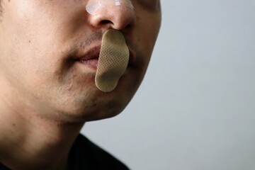 快眠グッズを使う男性のクローズアップ
