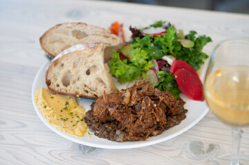 カフェランチプレート　ビーフ　サラダ　パン