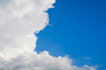 入道雲が広がる真夏の空　積乱雲　8月　背景素材　コピースペース