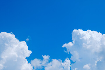 入道雲が広がる真夏の空　積乱雲　8月　背景素材　コピースペース