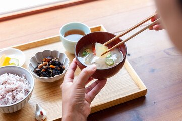 味噌汁と雑穀米　朝ごはん