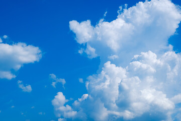 Naklejka na ściany i meble 入道雲が広がる真夏の空　積乱雲　8月　背景素材　コピースペース