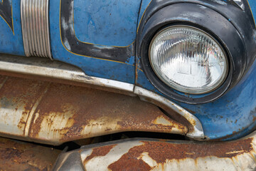 An image of a headlight of an old car.