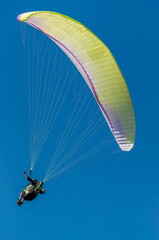 Parapentiste dans le ciel Aveyronnais au dessus du viaduc de Millau.