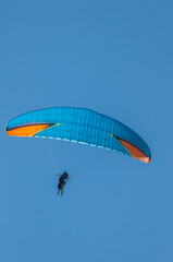 Parapentiste dans le ciel Aveyronnais au dessus du viaduc de Millau.