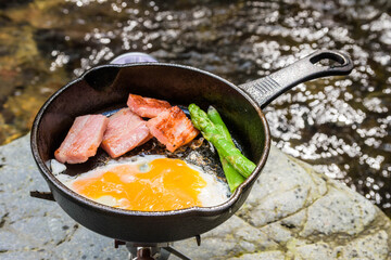 アウトドア料理　ベーコンと目玉焼き