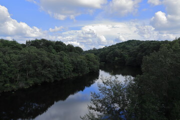 Fototapeta na wymiar ため池と秋の空の風景