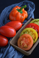 Rijpe tomaten op een zwarte achtergrond.Heerlijk vegetarisch eten.