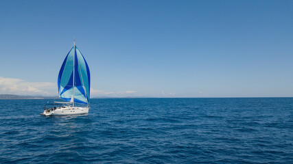 Obraz premium sailing a monohull with genaker