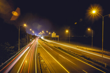 Luci per auto notturne sulla strada