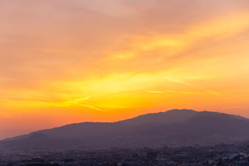 山と夕焼けと住宅地
