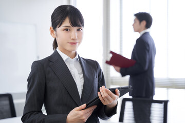 オフィスで笑顔で迎える日本人女性ビジネスウーマン