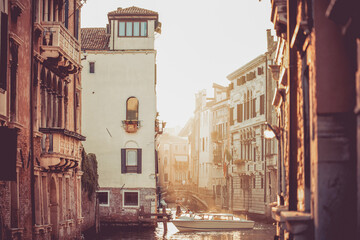 Tramonto del canale della via a Venezia, Italia
