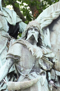 Guardias medievales que custodian Notre Dame de Paris