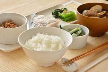 和朝食　焼き魚　味噌汁