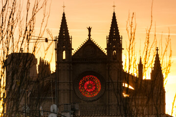 iluminacion por la salida del sol del roseton de la fachada principal , solsticio de invierno...