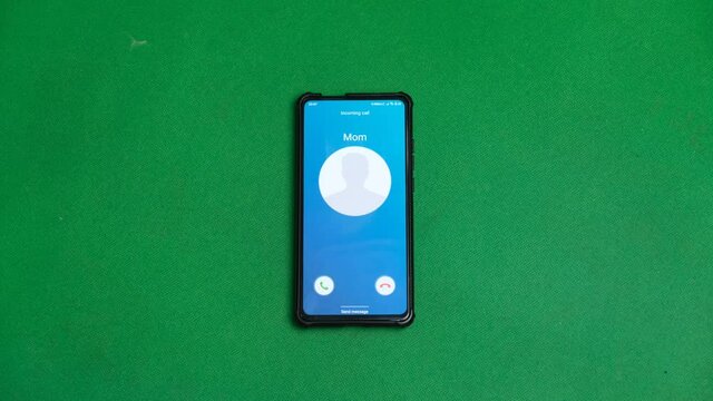 A call is coming to the smartphone. My mom is calling.
