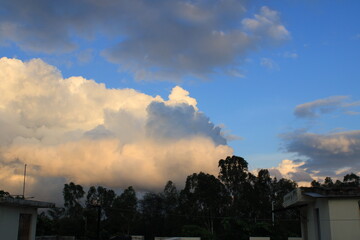 sky with penetrating sunlight during sunset