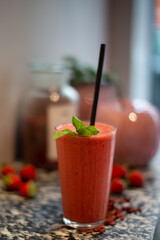 pink healthy drink with o fresh strawberries and raspberries, vegane Gerichte