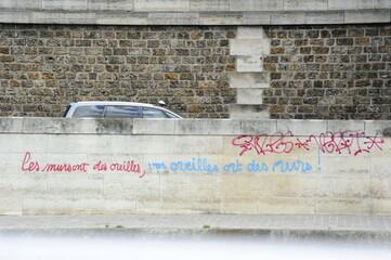 Graffiti en Paris, avenida paralela al rio Sena