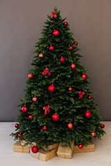 Obraz na płótnie Canvas Interior Christmas tree with gifts for new year holiday decor