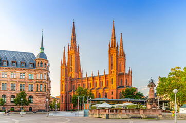 Obraz premium Wiesbaden cityscape with Evangelical Market Protestant church or Marktkirche and City Palace Stadtschloss or New Town Hall Rathaus on Market Square in historical city centre, State of Hesse, Germany