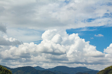 台風前の雲と山　空の要塞　中