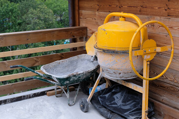 Bétonnière et brouette sur un chantier de construction