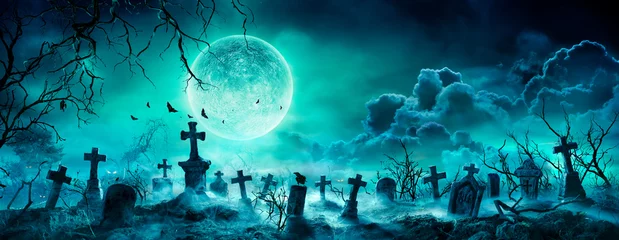 Fototapeten Friedhof bei Nacht - gruseliger Friedhof mit Mond bei bewölktem Himmel und Fledermäusen © Romolo Tavani
