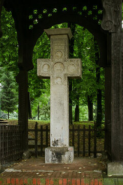 Cruz religiosa de piedra en los jard&iacute;nes de la Catedral de Curtea de Arges. Cruz cristiana ortodoxa rumana.