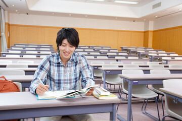 勉強する男子大学生