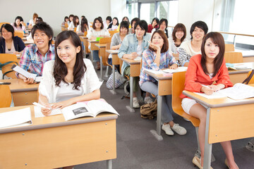 講義を聞く大学生
