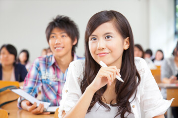 講義を聞く大学生