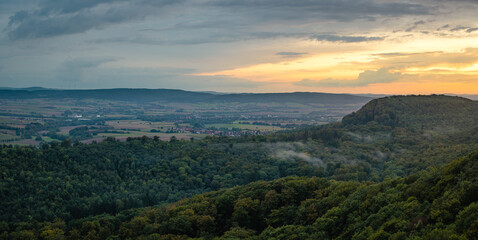 Aussicht von den Hohenstein Klippen bei Sonnenuntergang, Weserbergland, Teutoburger Wald