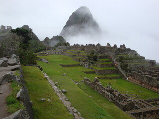 Fototapeta premium Incan ruins at Machu Picchu in the mist