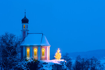 Romantische Weihnachtskapelle mit Christbaum in Bayern